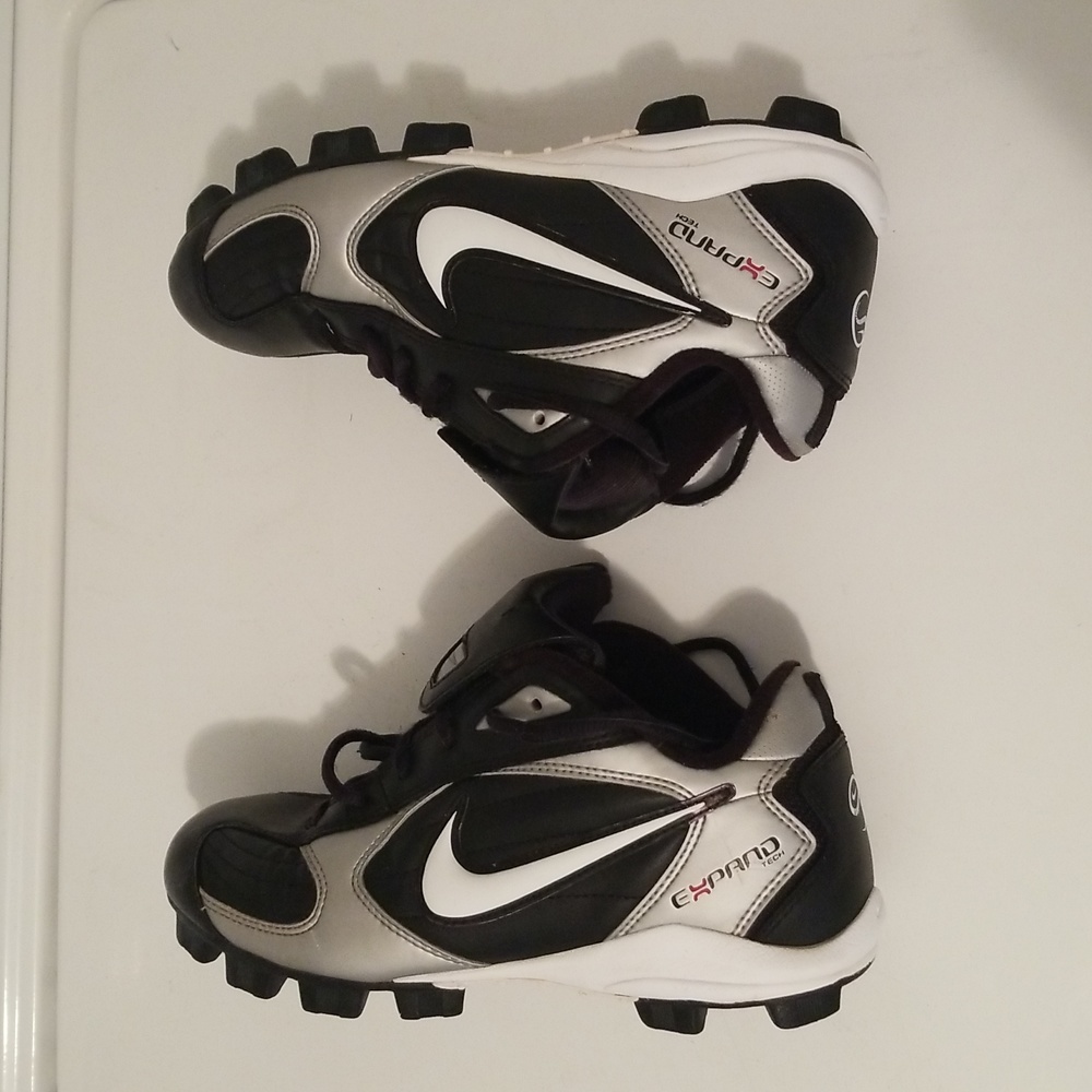 Nike Expand Tech Football Cleats Pre Owned Excellent Condition size 5.5 Youth